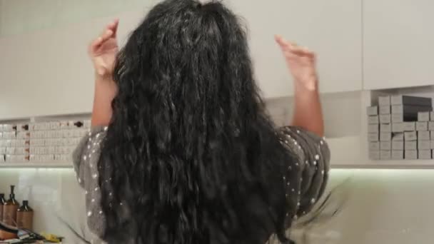 Donna che scuote i capelli — Video Stock