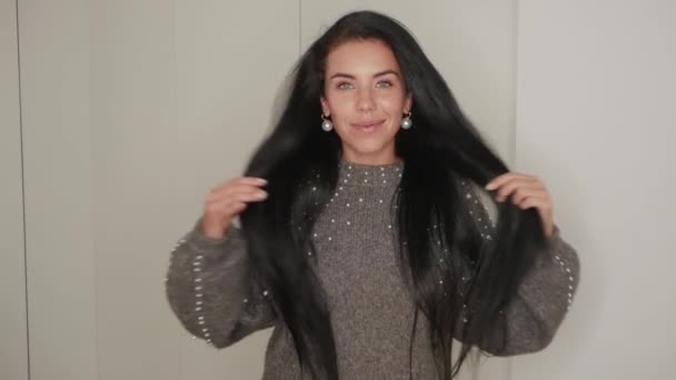 Mulher feliz Shaking cabelo — Vídeo de Stock