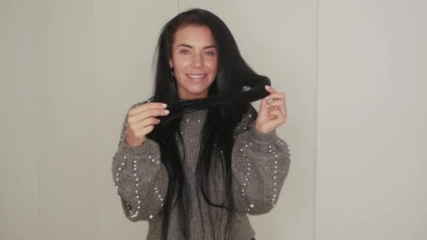 Mujer feliz sacudiendo el cabello — Vídeo de stock