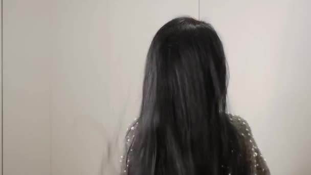 Mujer feliz sacudiendo el cabello — Vídeo de stock