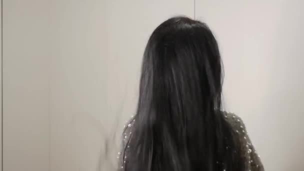 Donna felice Agitazione dei capelli — Video Stock