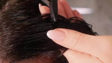 Kadın saçı tedavi eder.