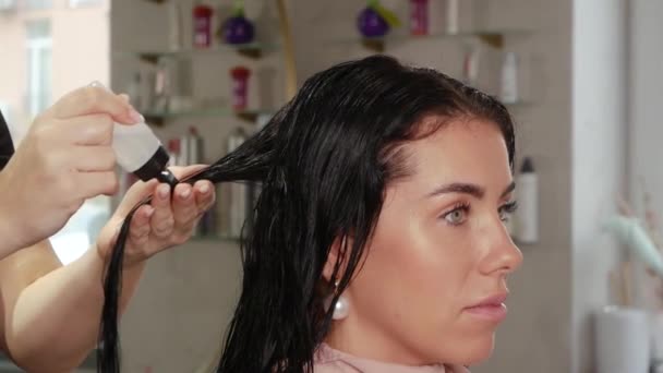 Kvinna behandlar hår — Stockvideo