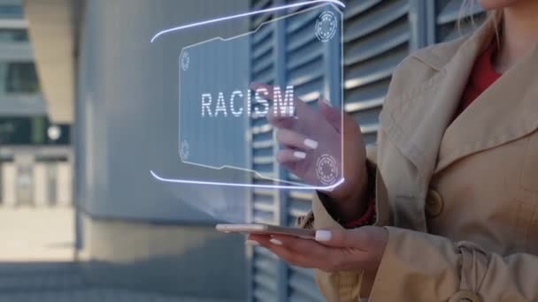 Бизнесвумен взаимодействует с HUD Racism — стоковое видео