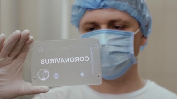 Doktor používá tabletu s textem Koronavirus — Stock video