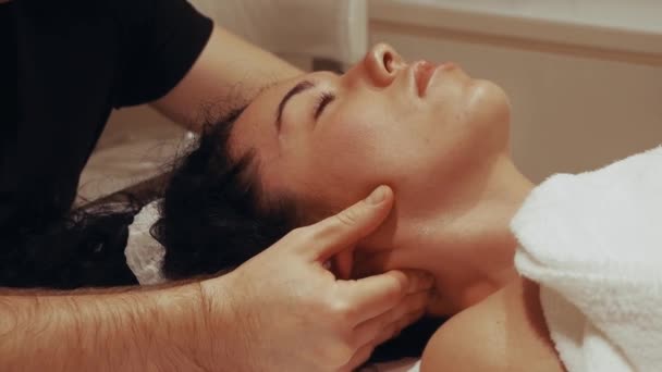 Massaggiare il collo femminile — Video Stock
