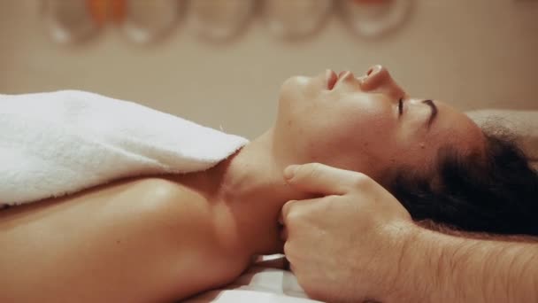 Massagear o pescoço feminino — Vídeo de Stock