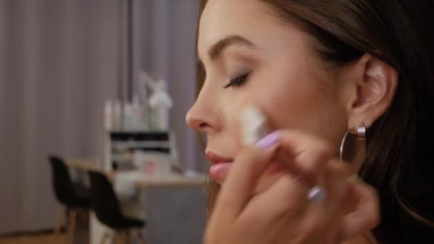 Artista de maquillaje profesional — Vídeo de stock