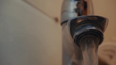 Su ağır çekimde akıyor