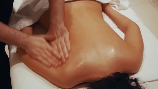 Vrouw met massage — Stockvideo