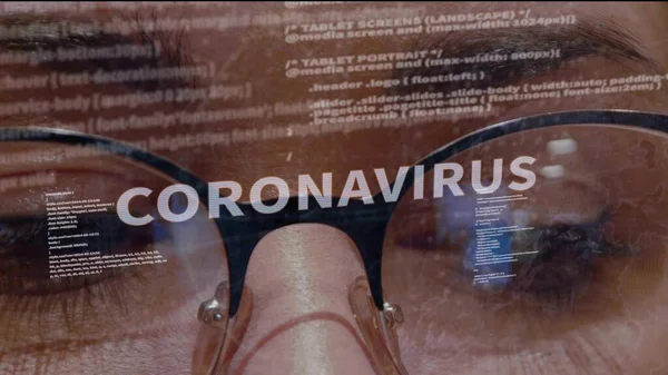 Teks Coronavirus pada latar belakang pengembang perangkat lunak Stok Foto Bebas Royalti