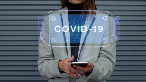 Mujer de negocios interactúa holograma HUD con texto COVID-19 — Foto de Stock