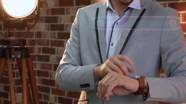 Homem usa holograma smartwatch Conseguir — Vídeo de Stock