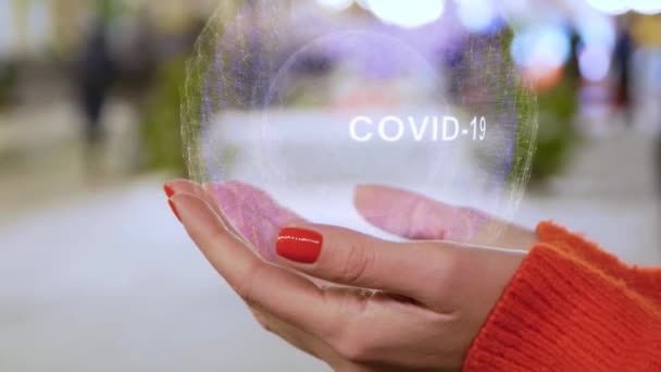 Weibliche Hände mit Hologramm Covid-19 — Stockvideo