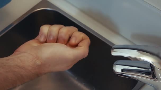 Se laver les mains avec du désinfectant — Video