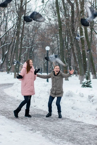 행복 한 젊은 부부는 겨울 계절을 즐긴다 — 스톡 사진