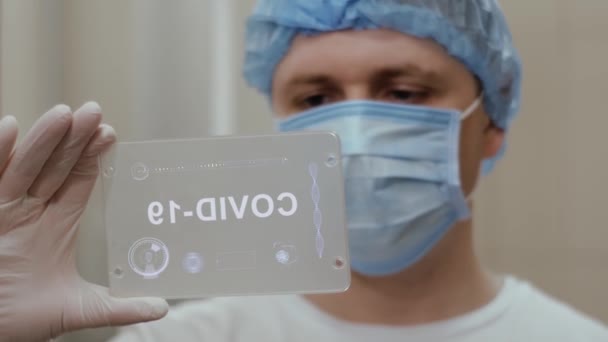 Läkaren använder tabletten med texten Covid-19 — Stockvideo