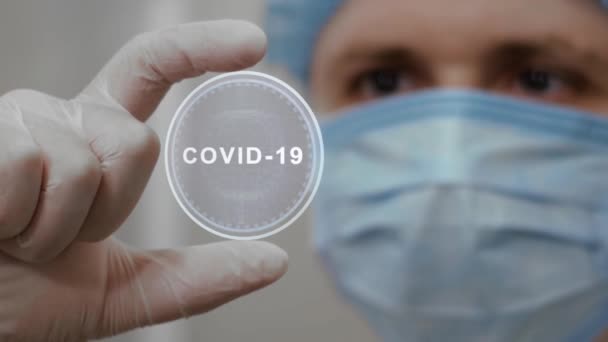 Doutor usa anel com texto COVID-19 — Vídeo de Stock