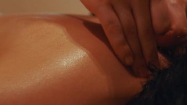 Kadın boynu masajı.