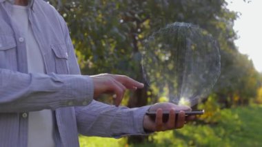 Adam hologram ev gösterir
