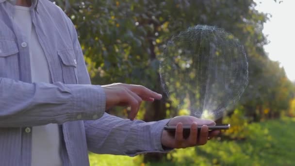 Hombre muestra holograma con teléfono inteligente moderno — Vídeo de stock