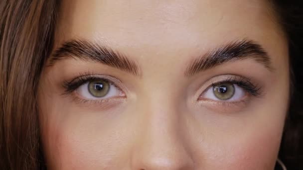 Глаза после процедуры ламинирования бровей — стоковое видео