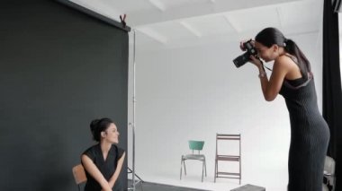 Model ile çalışan fotoğrafçı