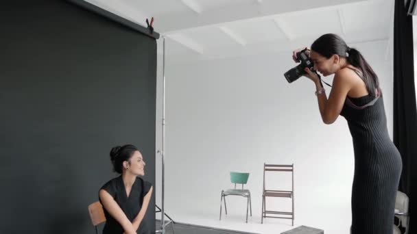 Photographer working with model — Stock Video