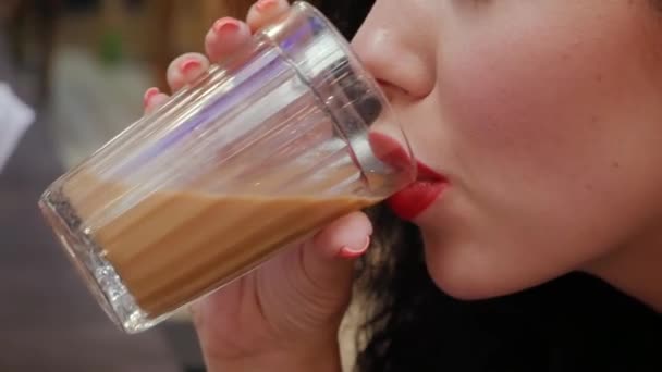 Nerozpoznatelná žena pije vietnamskou kávu — Stock video