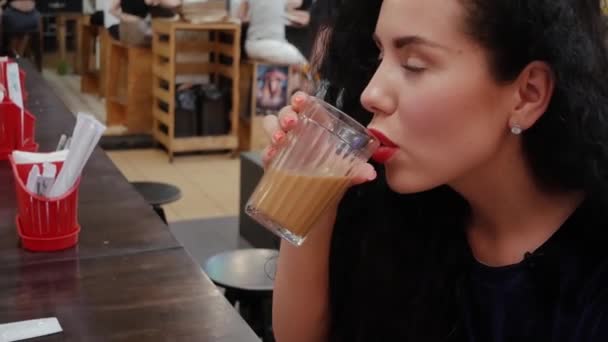 Mulher bebe café vietnamita — Vídeo de Stock