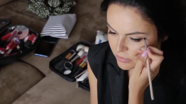 Makeup artist does makeup — Stock Video