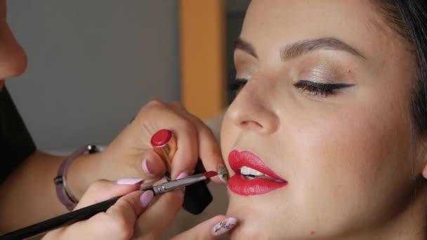 Artista de maquillaje aplicando lápiz labial — Vídeos de Stock