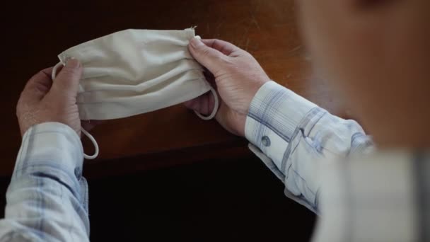 Hands with a medical mask — Stock Video