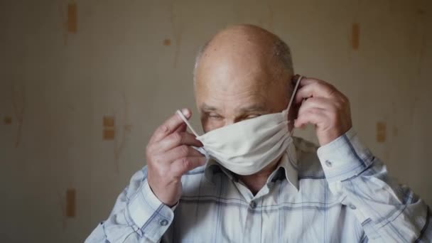 Oudere man verkleed als beschermend masker — Stockvideo