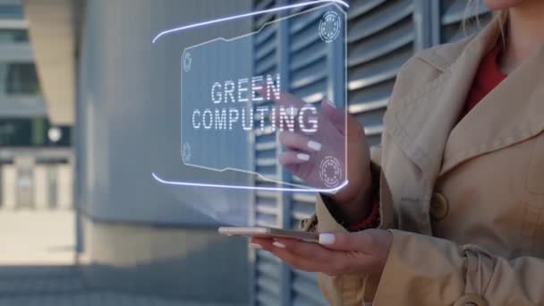 İş kadını HUD Yeşil bilgisayar ile etkileşim kuruyor — Stok video