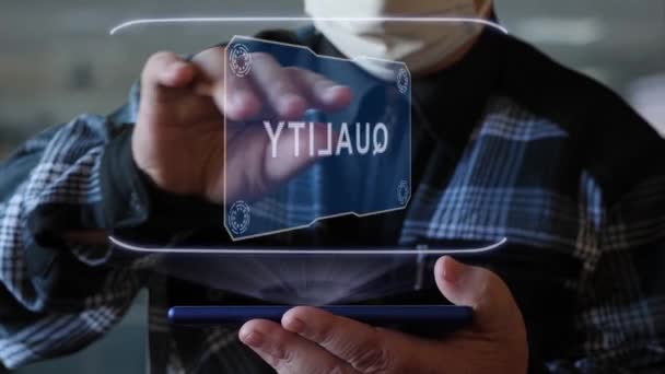 Starý muž ukazuje hologram s textem Kvalita — Stock video