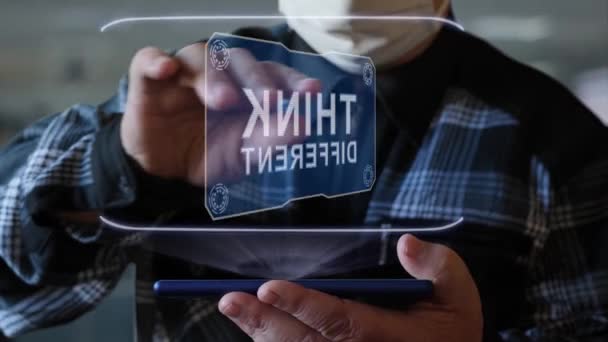 Alter Mann zeigt Hologramm mit Text Think different — Stockvideo