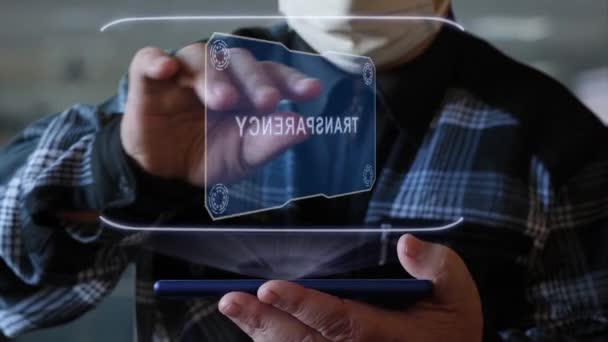 Oude man toont hologram met tekst Transparantie — Stockvideo