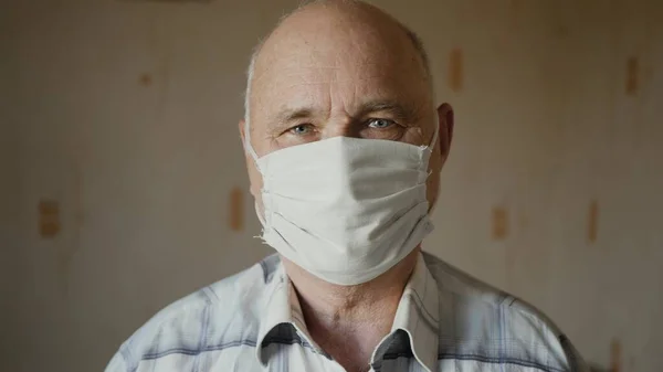 Hombre mayor con máscara protectora durante la pandemia — Foto de Stock