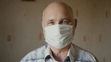 Koruyucu maskeli yaşlı adam
