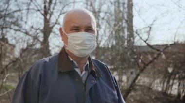 El yapımı maskeli yaşlı bir adam.