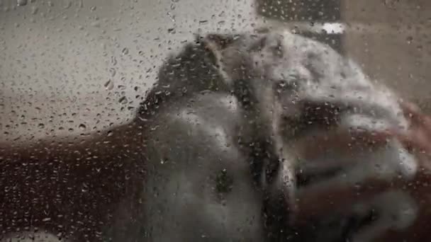 Neznámá žena si myje hlavu. — Stock video