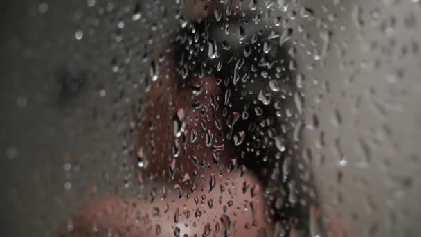 알아볼 수없는 여자가 샤워실 에서 머리를 씻고 있다 — 비디오