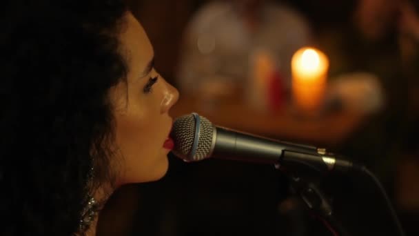 Красива жінка-співачка з мікрофоном — стокове відео