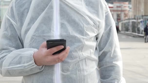Homem de branco usa smartphone — Vídeo de Stock
