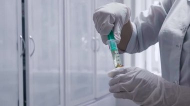Tanımlanamayan bir kadın doktor ilaç çeker.