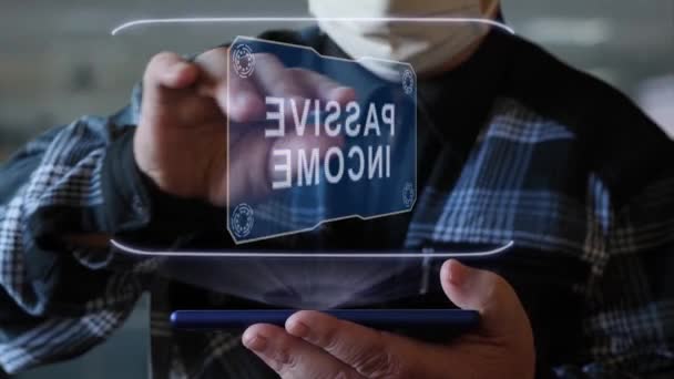 Gamle mannen visar hologram med text Passiv inkomst — Stockvideo