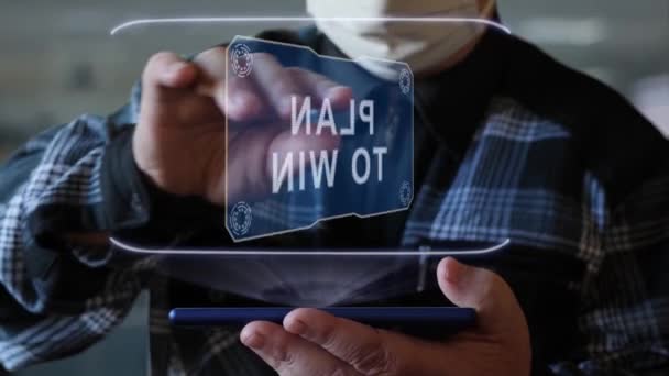 Oude man toont hologram met tekst Plan om te winnen — Stockvideo