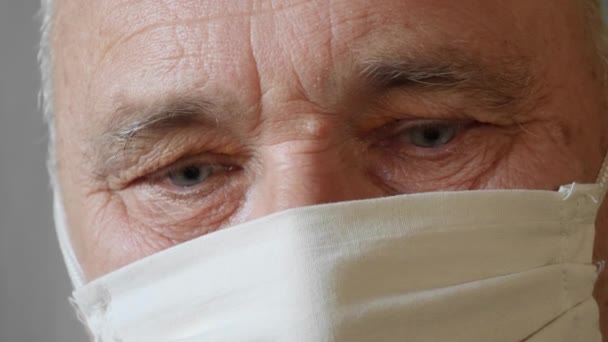 Oudere man met beschermend masker — Stockvideo