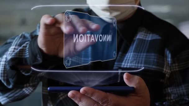 Yaşlı adam hologramı metin buluşuyla gösteriyor — Stok video
